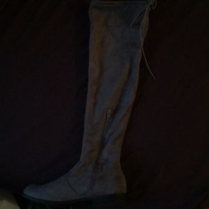 Women’s knee-high fashion boots